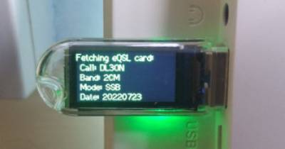 eQSL USB device, showing QSO details on TFT screen as QSL card is downloaded